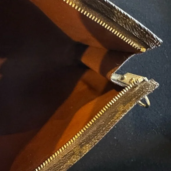 Louis Vuitton
LV Monogram Toiletry Pouch 26 vintage converted Crossbody - Picture 13 of 16